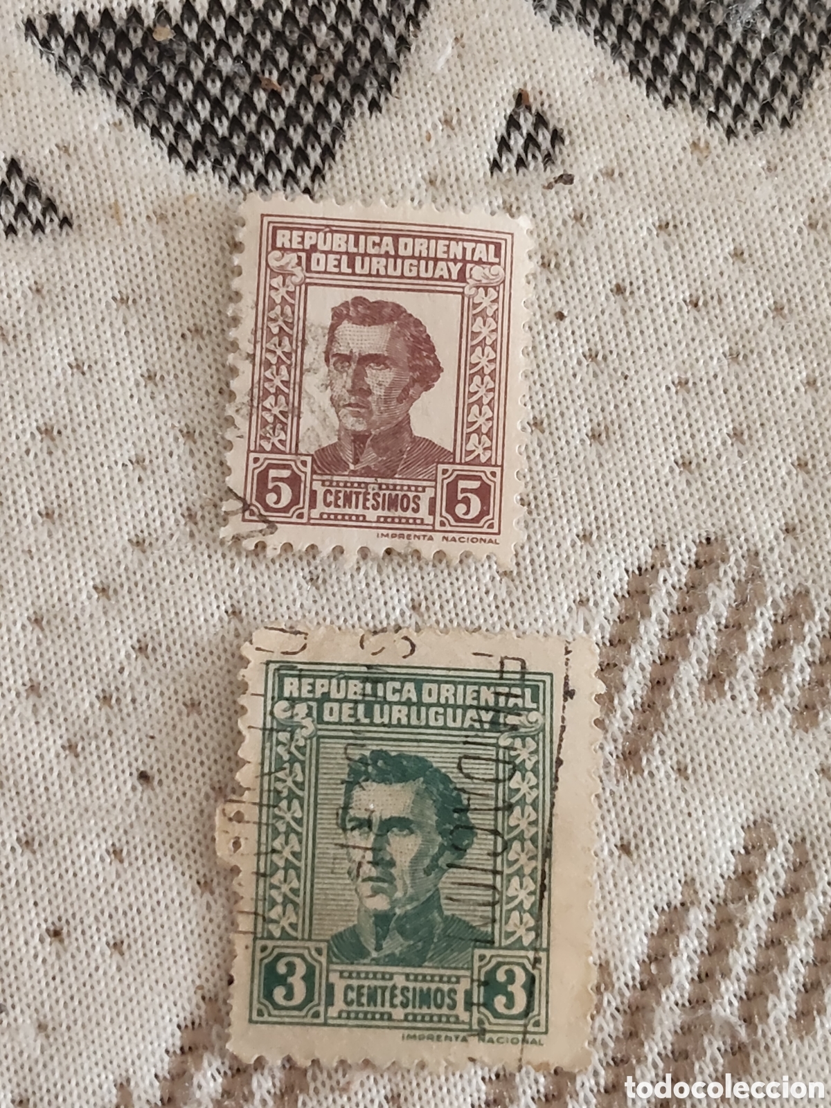 Sellos: 2 Sellos de Uruguay General Jos&eacute; Artigas 1948 usados