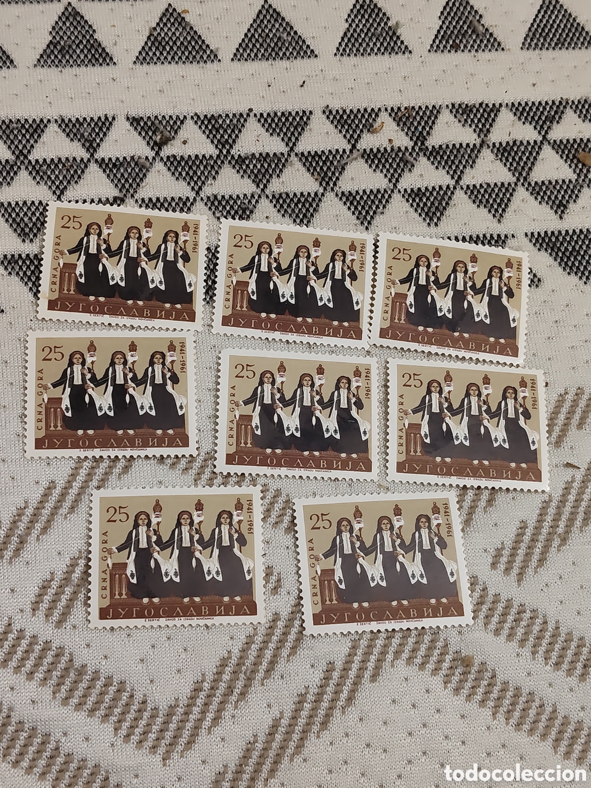 Sellos: 8 sellos de Yugoslavia trajes Folcl&oacute;ricos tradicionales de Montenegro 1961
