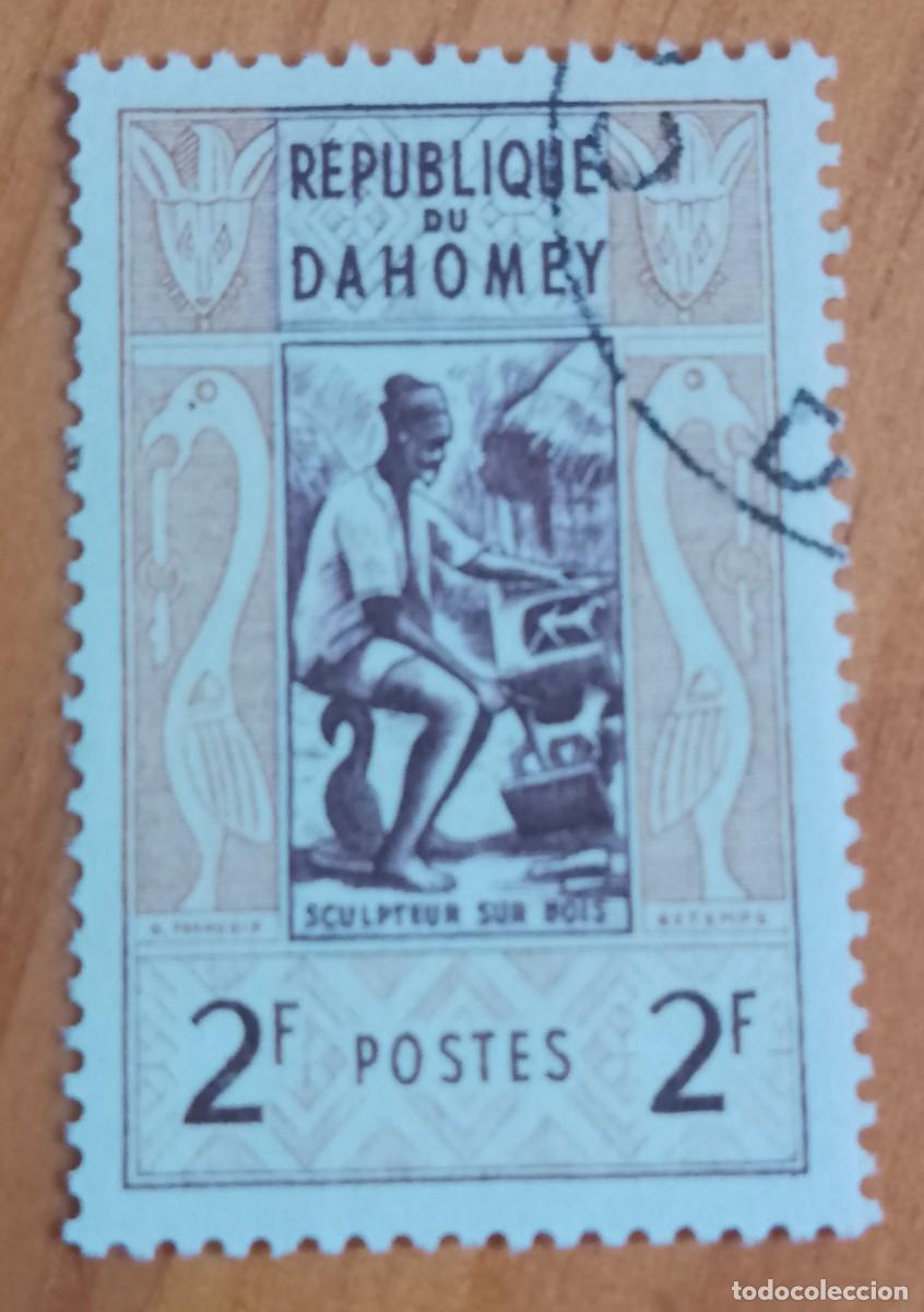 Sellos: DAHOMEY - 2 F - PROFESIONES, ESCULTOR DE MADERA - VER DESCRIPCI&Oacute;N.