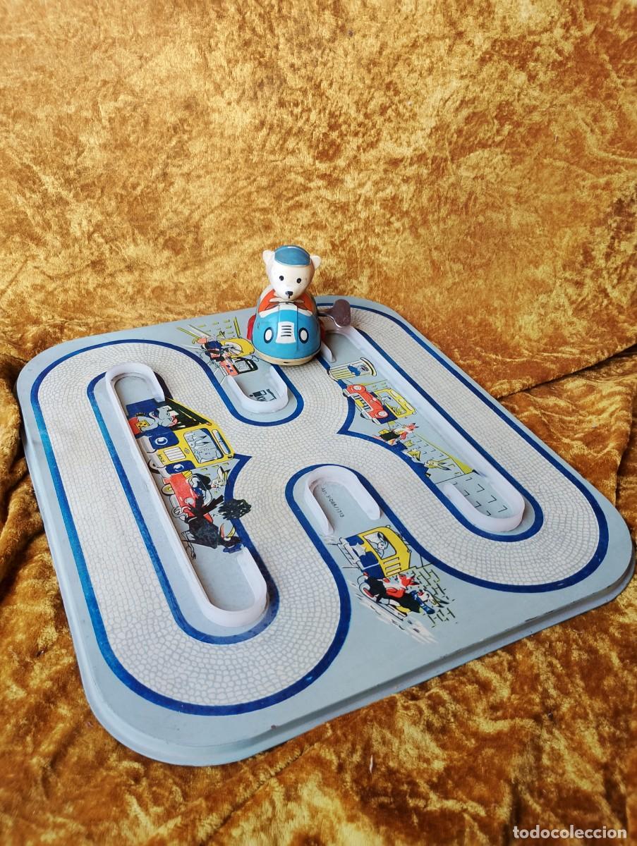 Slot Cars: Entra&ntilde;able circuito para slot car conducido por un oso