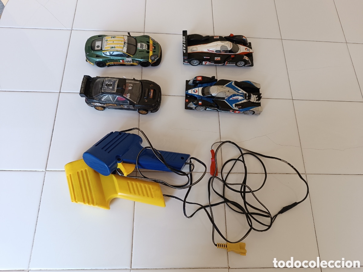 Slot Cars: 4 COCHES de CARRERAS y 2 MANDOS para Circuito de Carrerras VIALIDER.