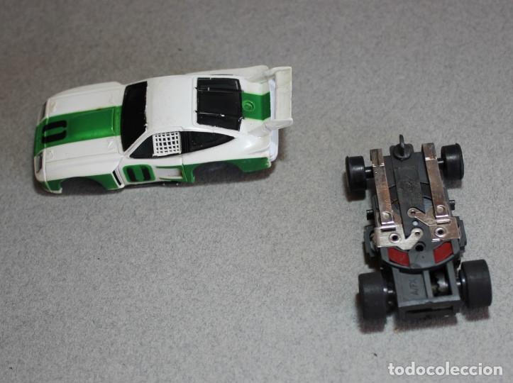 Slot Cars: AURORA AFX coche y diversas piezas de un circuito