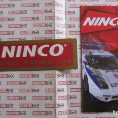 Slot Cars: NINCO: DESPLEGABLE CATALOGO Y ADHESIVO DEL LOGOTIPO DEL PRIMER LOGOTIPO. Lote 321555178