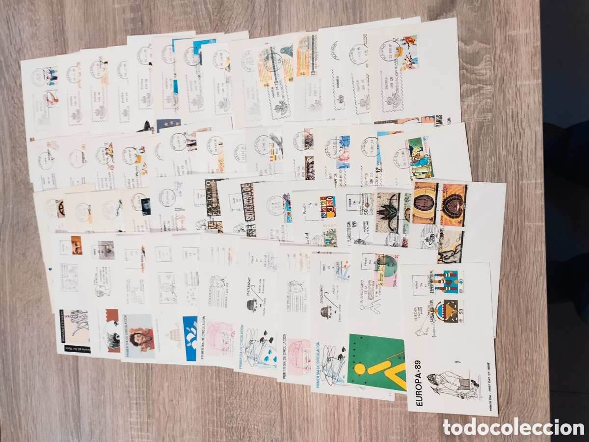 Briefmarken: CAJA CONTENIENDO CIENTOS SOBRES DE PRIMER DIA Y MATASELLOS ESPECIALES DE ESPA&Ntilde;A. VER FOTOS.
