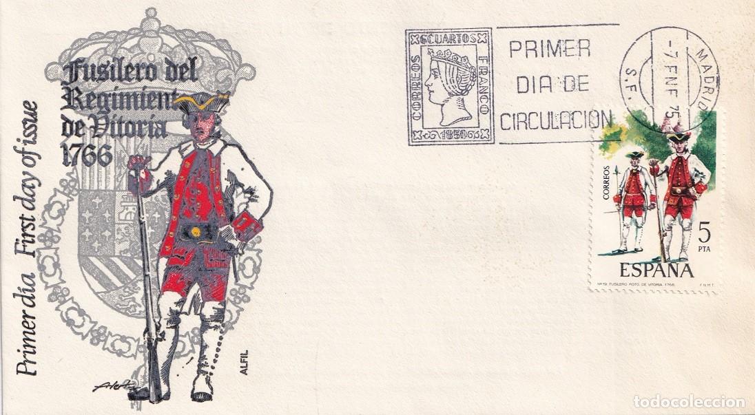 Sellos: SPD Alfil Madrid 1975 - Uniformes militares - Fusilero del Regimiento de Vitoria 1766 - Primer d&iacute;a
