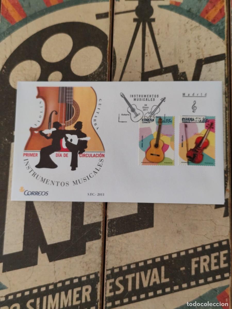 Sellos: 69 Instrumentos musicales Guitarra, viol&iacute;n 24/1/11 Sobre primer d&iacute;a