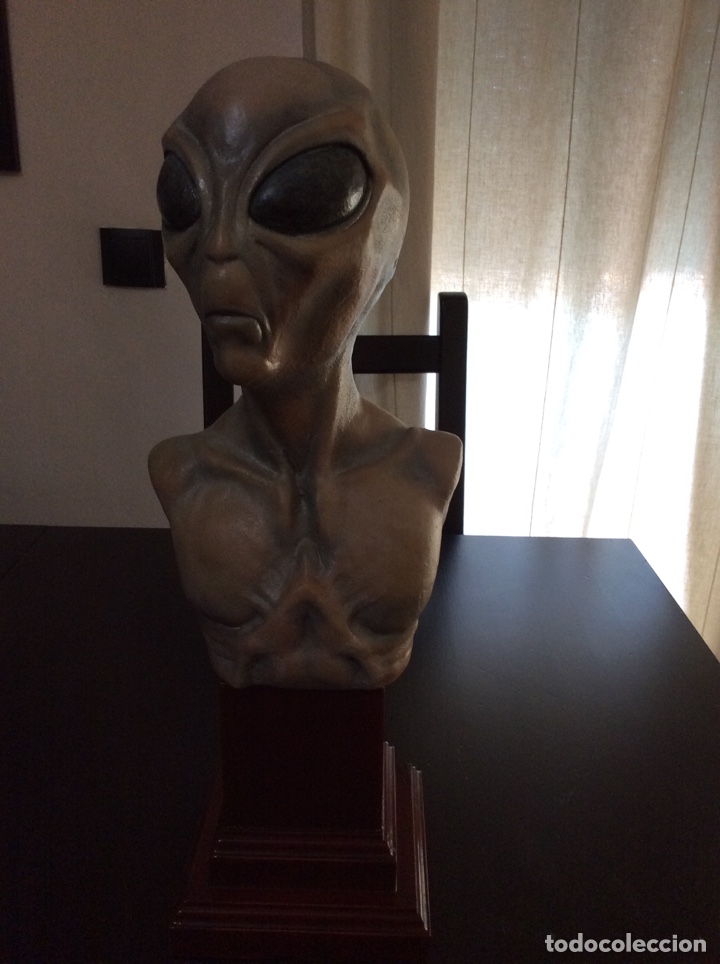Busto Alien de Roswell en resina pintado a mano