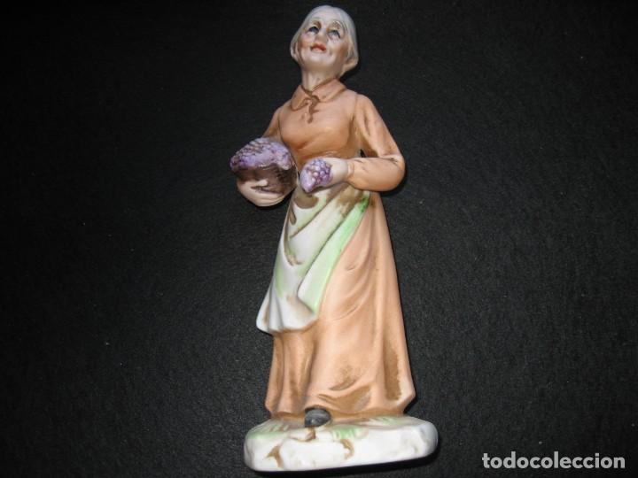 FIGURA LA ABUELA DE RESINA DECORADA