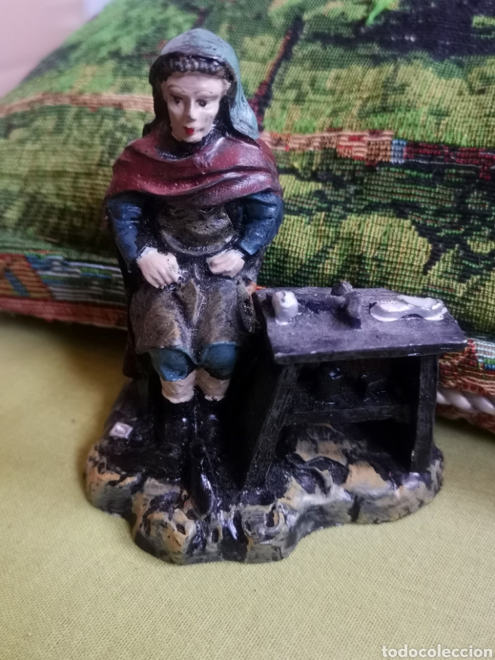 Preciosa figura de mujer hebrea con su banco de trabajo para nacimiento o Belén.