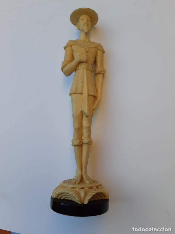 Figura china de resina o pasta imitación marfil.