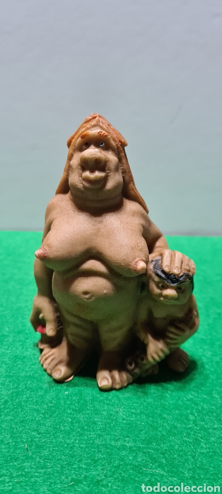 Curiosa Figura Ogro con ogro niño? O Primitivo? .