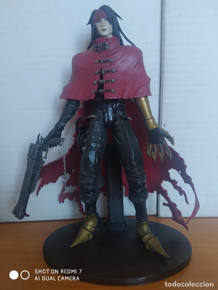FIGURA VINCENT VALENTINE FINAL FANTASY VII - SQUARE ENIX - 22 CENTIMETROS (HPw)