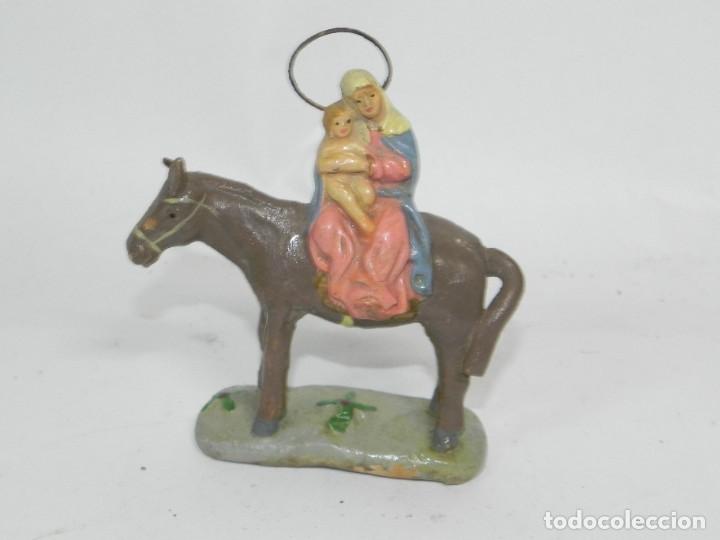 Antigua figura de Belen, realizada en barro, Virgen Maria con el niño Jesus. Mide 12 cm. de altura.