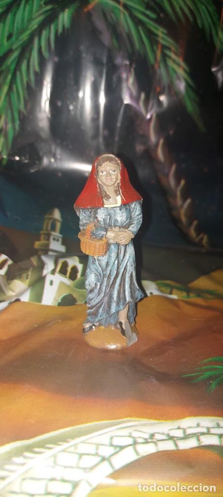FIGURA MUJER CON CESTO DE BELEN O DIORAMA 11CM MUY BONITA