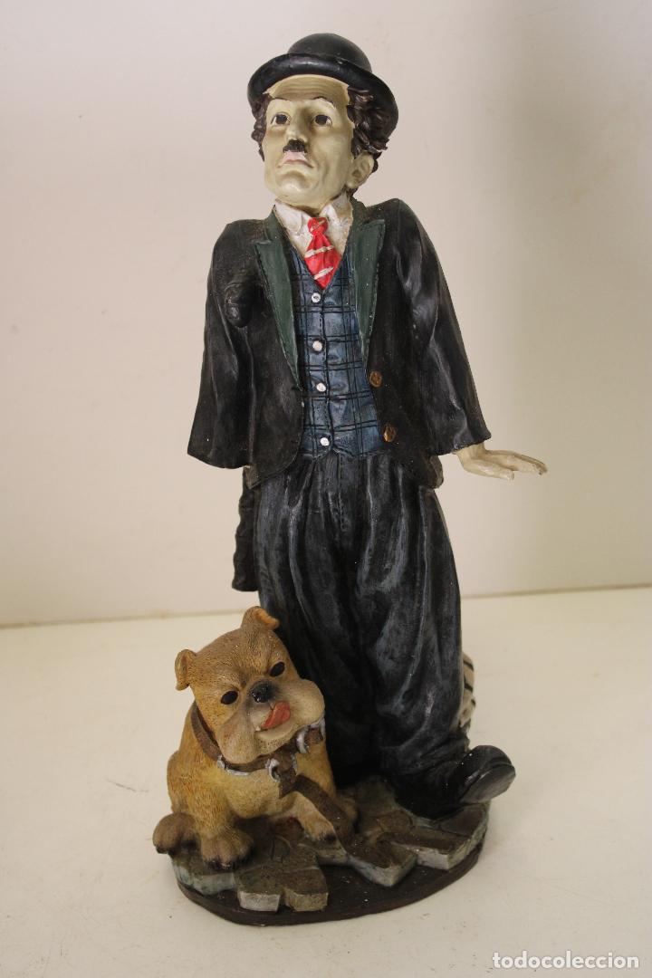 figura charles chaplin con perro