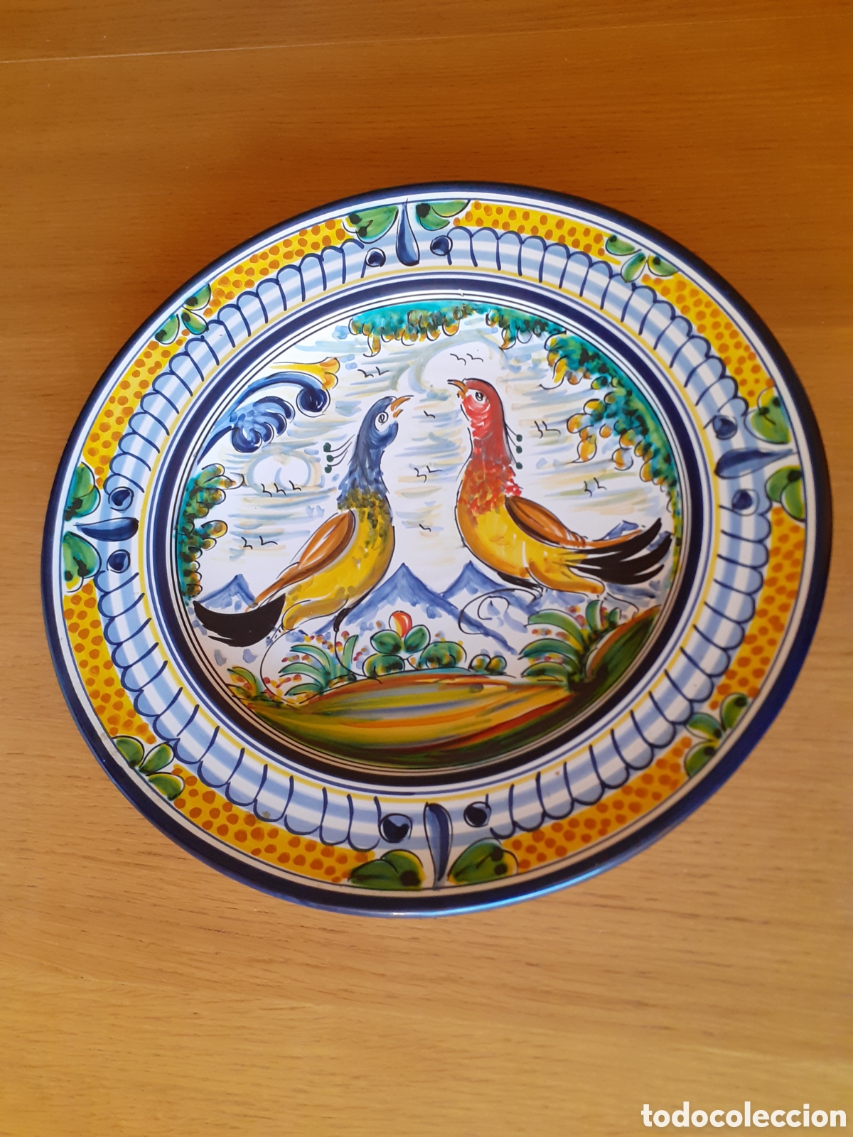 Plato, frutero, cerámica, decoración faisanes. Firmado J. CARLOS TOLEDO
