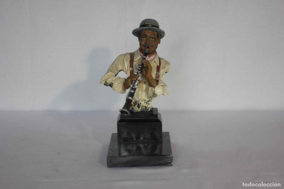 FIGURA RESINA CLARINETISTA