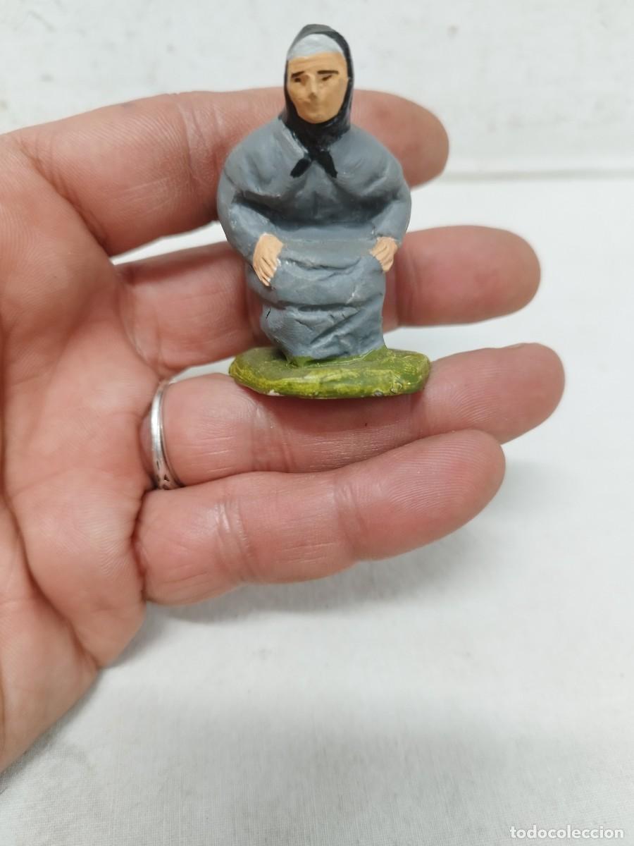 Antigua figura, escultura de pesebre Belén en terracota. De caganer, caganera. Firmada N. Valls.