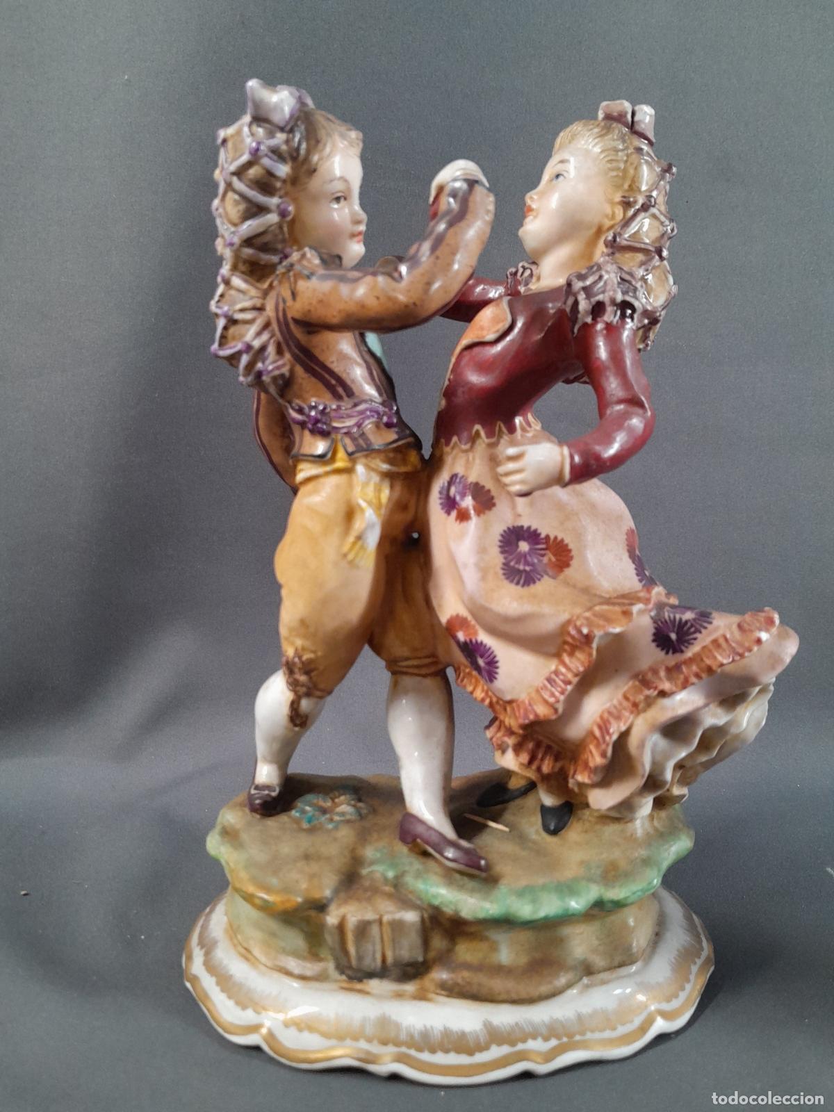 FIGURA EN CERÁMICA DE SANTA ANA (TRIANA). ESCENA GOYESCA DE PAREJA INFANTIL BAILANDO. MEDIADOS S.XX
