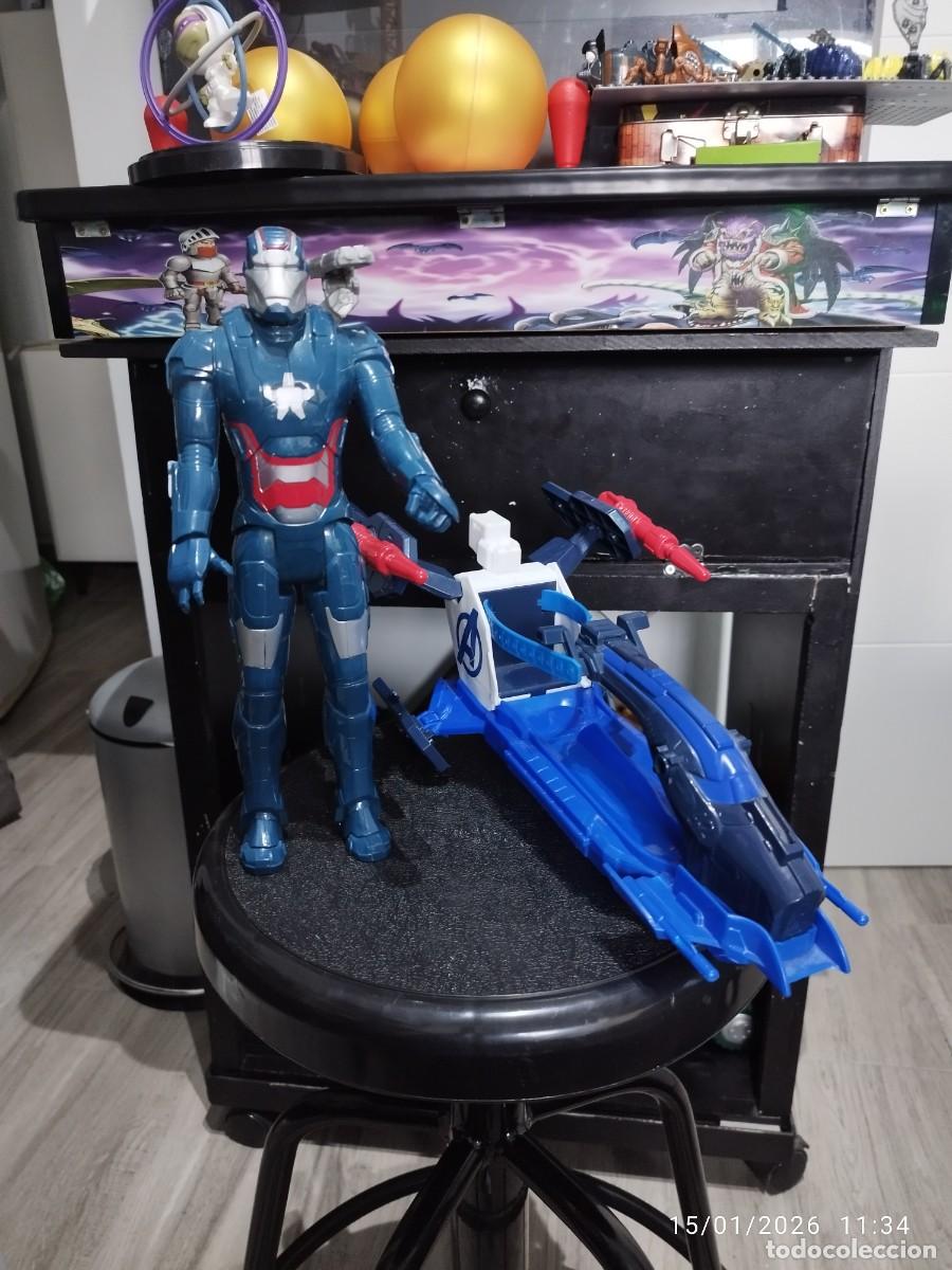 Figura Iron Man + Vehículo Avengers