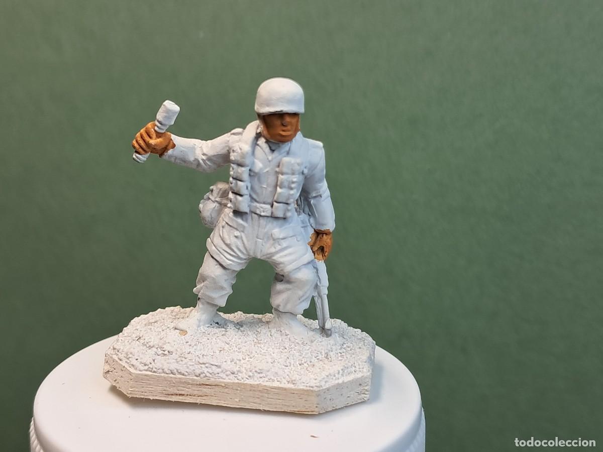 Paraca alemán Segunda Guerra Mundial 25mm (1/64). metal + imprimación + peana (3 x 2,2cm)
