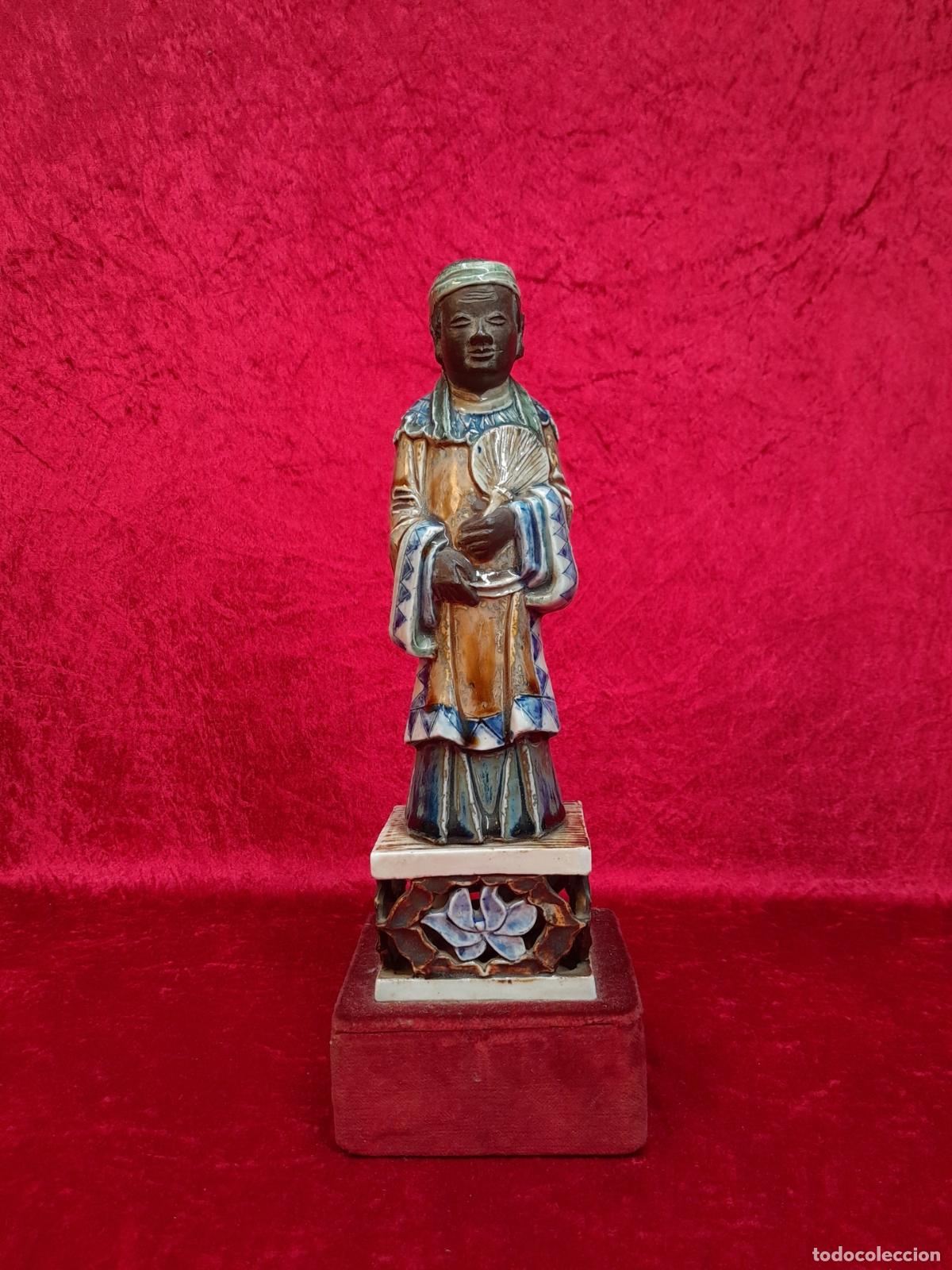 FRANCESC ELIAS BRACONS (1892 – 1991). FIGURA EN PORCELANA ESMALTADA. HOMBRE ASIÁTICO. SIGLO XX.