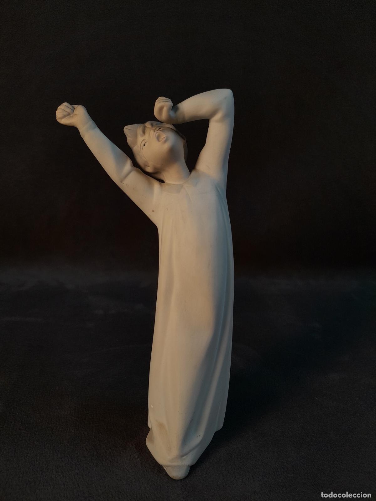 FIGURA DE PORCELANA MATE “NIÑO DESPERTANDO”.LLADRÓ.MEDIADOS S.XX