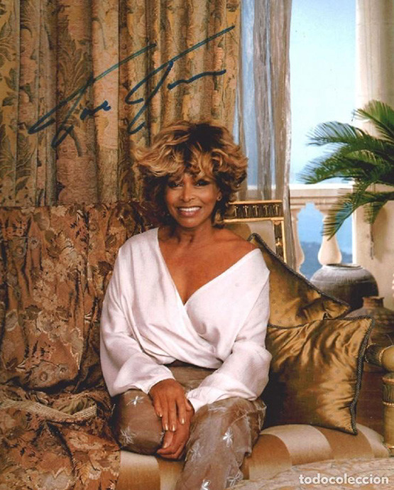 Tina Turner sentada en su sofá