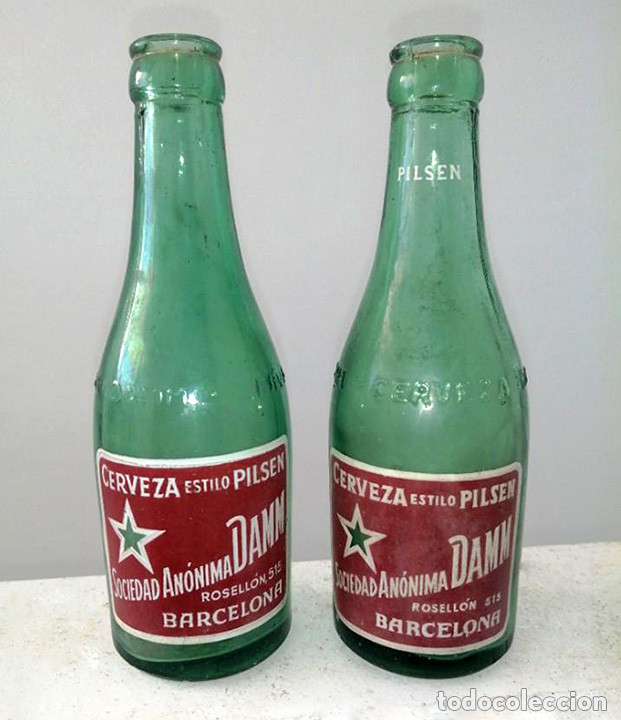 Botellas de cerveza Estrella Damm.