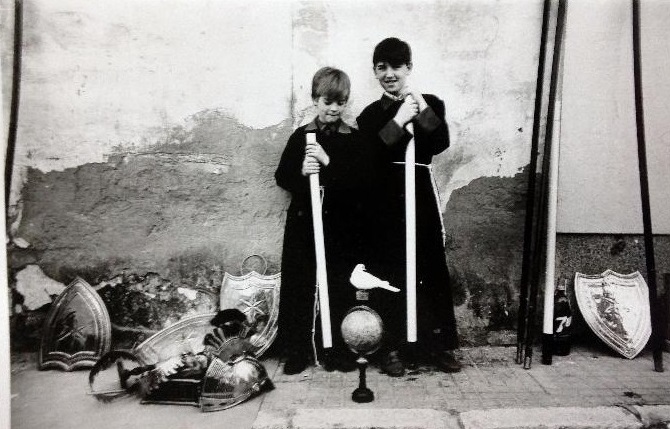 Postal monaguillos en Semana Santa