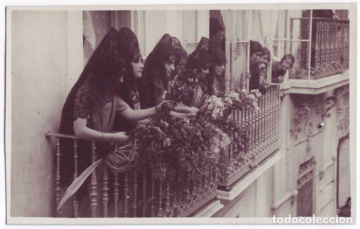 Coleccionismo de Semana Santa: mujeres en mantilla