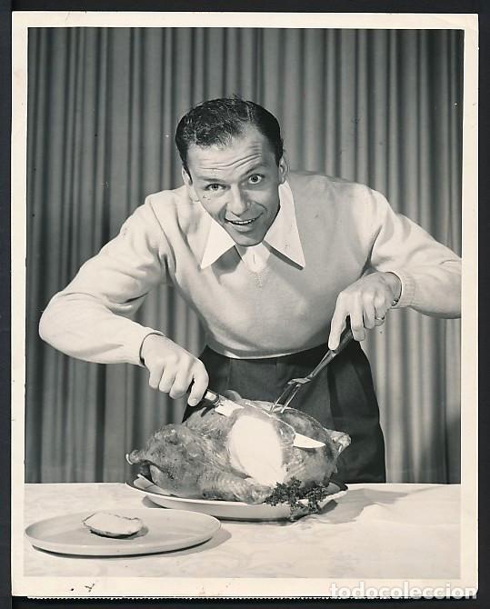 Frank Sinatra trinchando un pavo