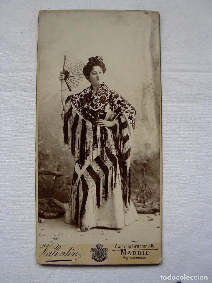 Postal de mujer con mantón de Manila