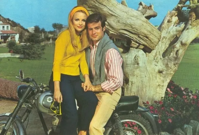 Postal de pareja en una moto cl&aacute;sica