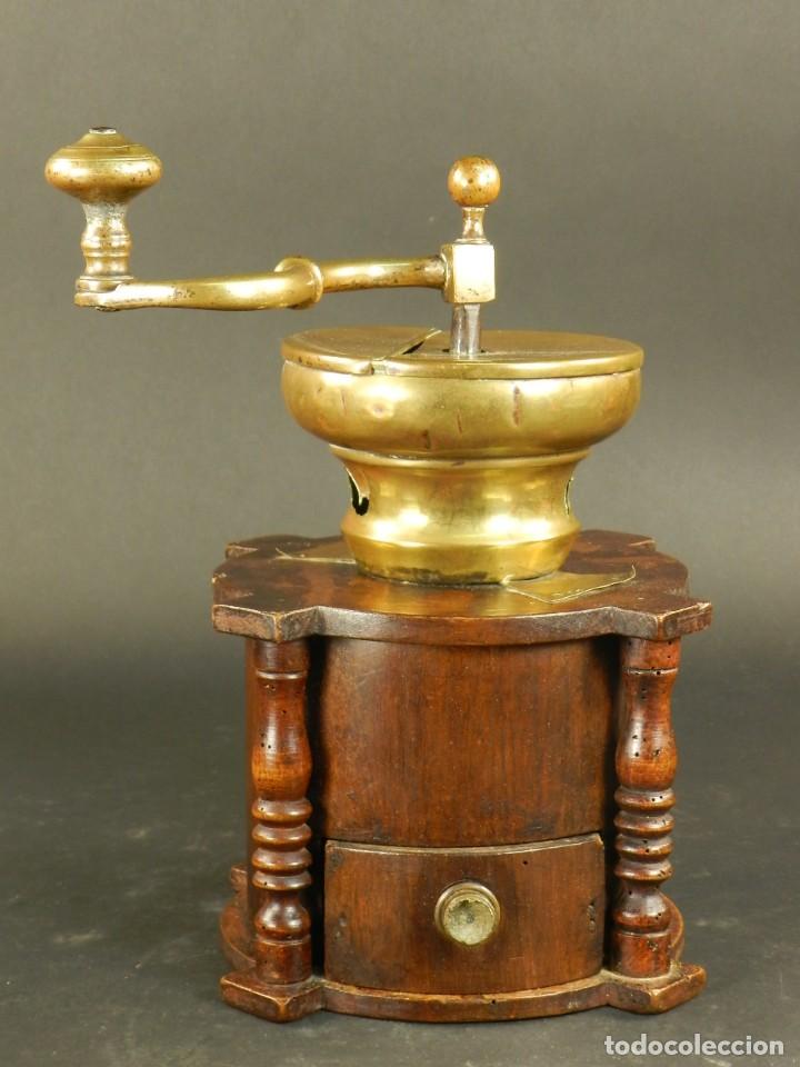 Molinillo de café antiguo