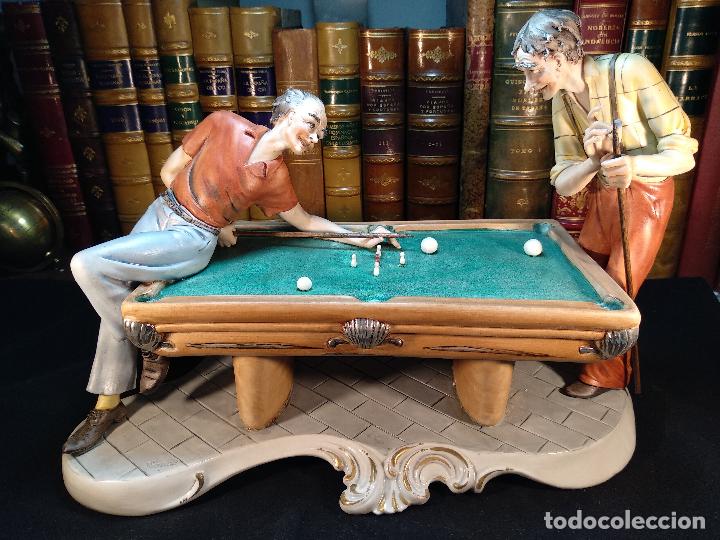 Figuras jugando al billar