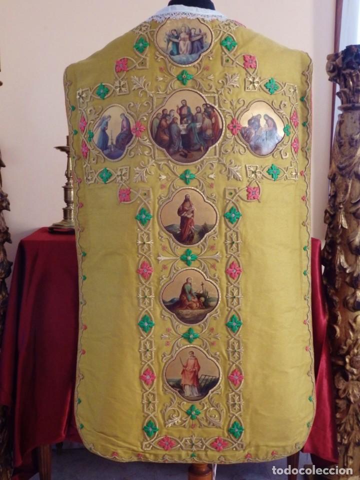 Casulla de oro con pinturas