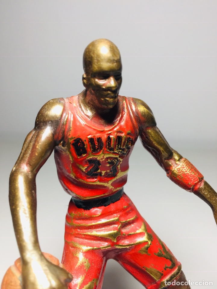 Figura de Michael Jordan en bronce