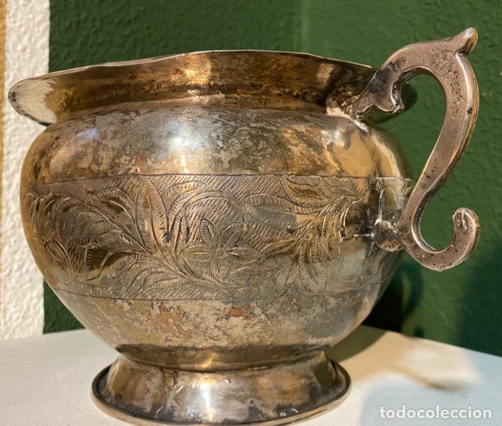 Orinal de plata cincelado