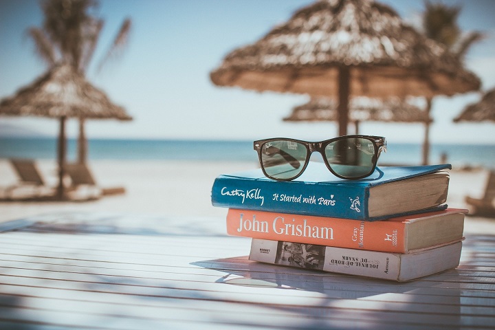 Libros, gafas de sol y playa.