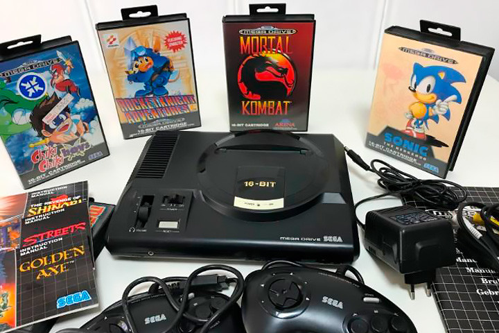 SEGA Mega Drive con dos mandos y juegos.