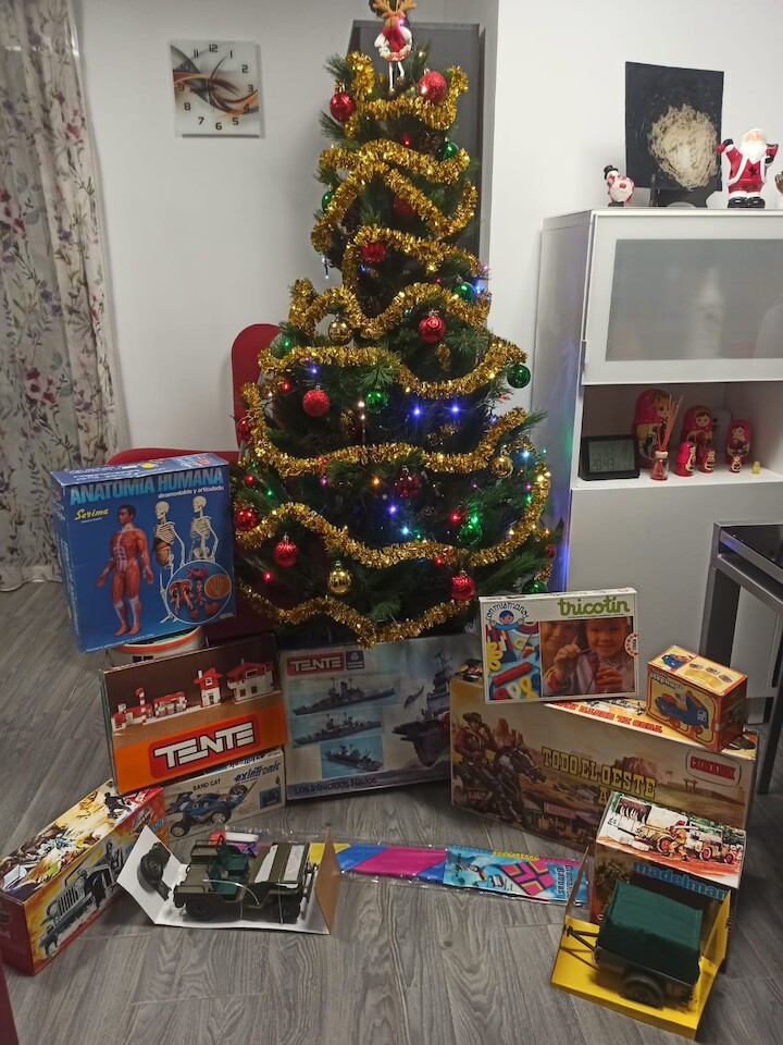 Árbol de Navidad con decoración y juguetes de los años 70 y 80 decorado por los hermanos Alejandro y Sergio Ruiz