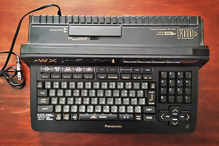 Videoconsola MSX 2 Canon V-20 con joystick y gamepad.