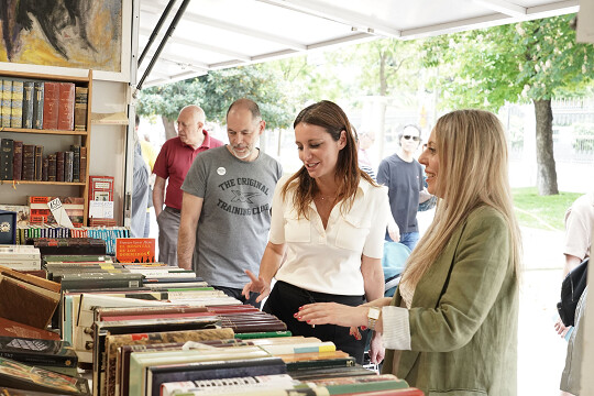 La Feria del Libro Antiguo y Ocasión de Madrid, la librería de fondo más grande en pleno centro de la capital, y una de las más antiguas de este tipo de España, regresa al Paseo de Recoletos, del 2 al 19 de mayo de 2024, con miles de ejemplares. Entrada gratuita.