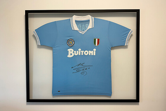 Camiseta Diego Armando Maradona con el Napoli firmada.