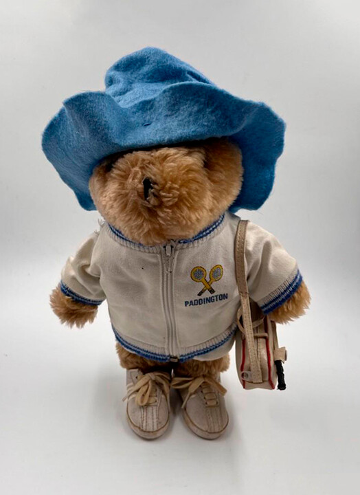 Oso de peluche Paddington Bear vestido de tenis, 1980.