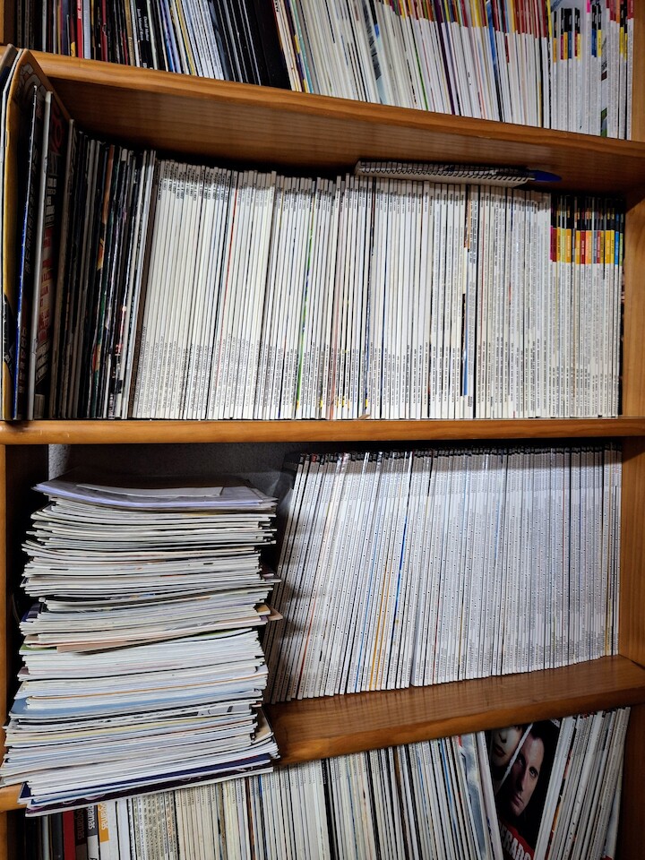 Detalle de la biblioteca y documentación del coleccionista Luis Martínez Vallés de Luces en el Horizonte en Ivoox y Videoclub Lucero en YouTube