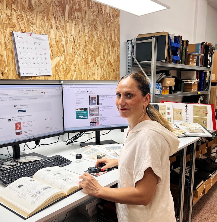 Estrella, pareja de Pedro en Filatelia Belló, una colaboración imprescindible en las tareas de escaneado.