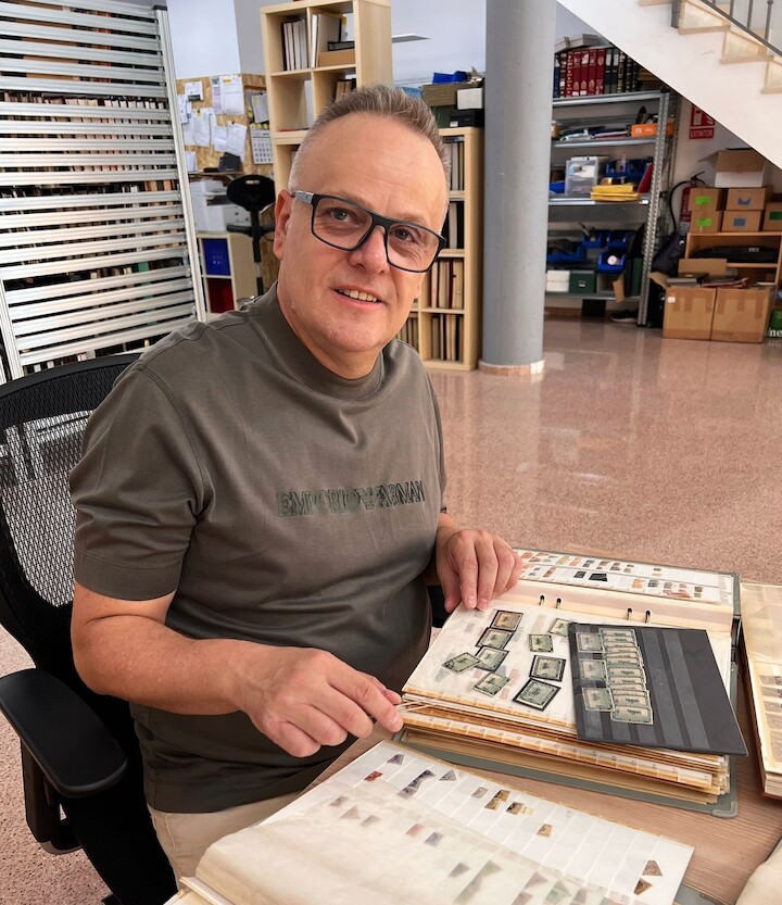 Pedro Belló de Filatelia Bello, toda una vida dedicada a los sellos