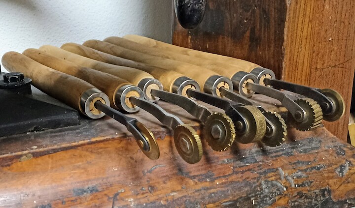Detalle de herramientas para el dorado de portadas nobles del taller de encuadernación de Mario Fernández González, legendario personaje propietario de Librería Berceo